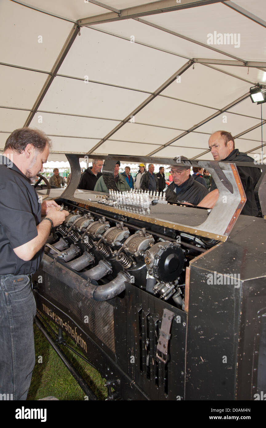 Wechsel der Zündkerzen auf einem massiven Automotor an der Festzug der macht Stockfoto