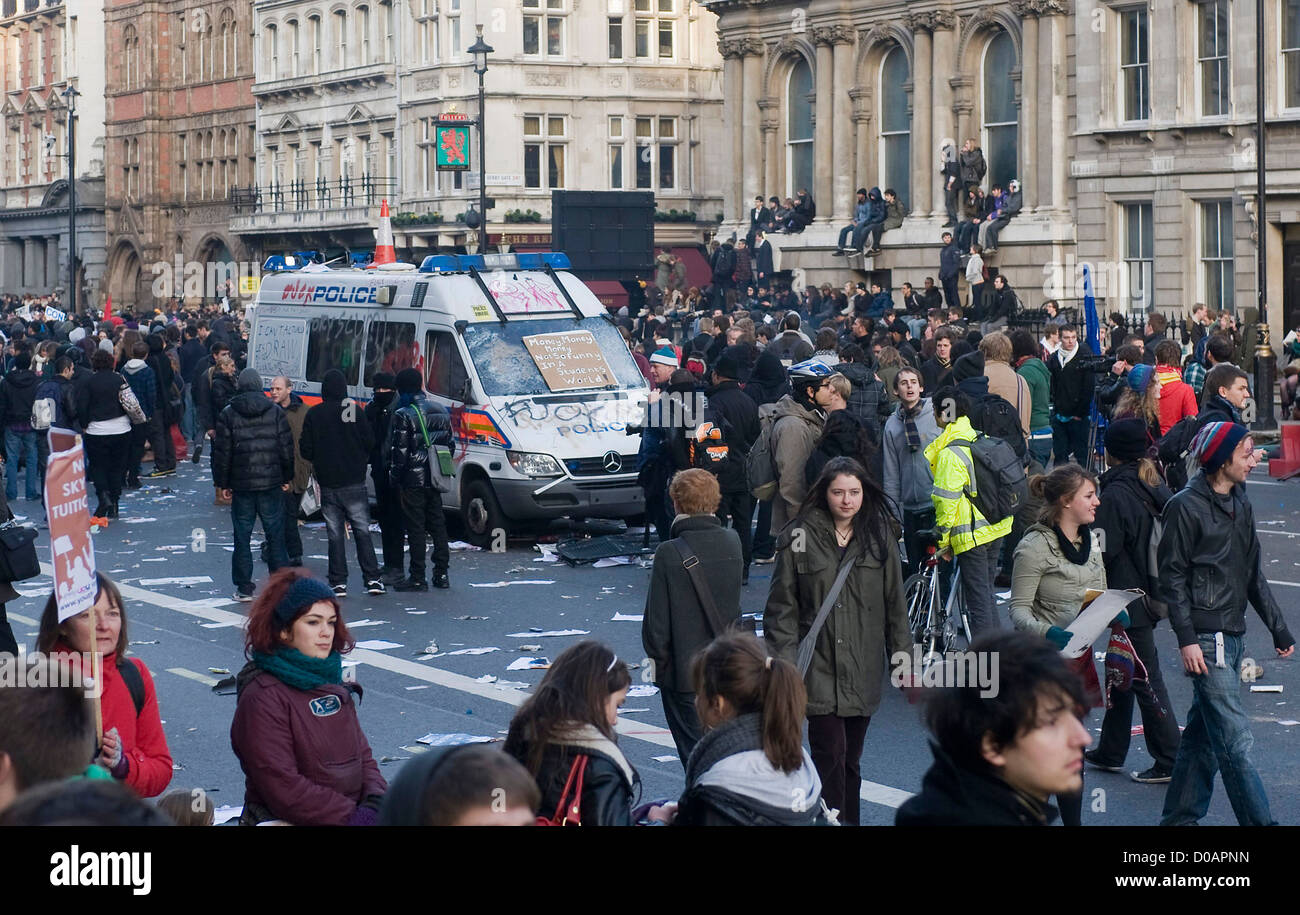 Studenten Zusammenstoß mit der Polizei bei Protest auf Whitehall über Pläne der Regierung, Finanzierung und Studiengebühren Studiengebühren zu ändern. Stockfoto