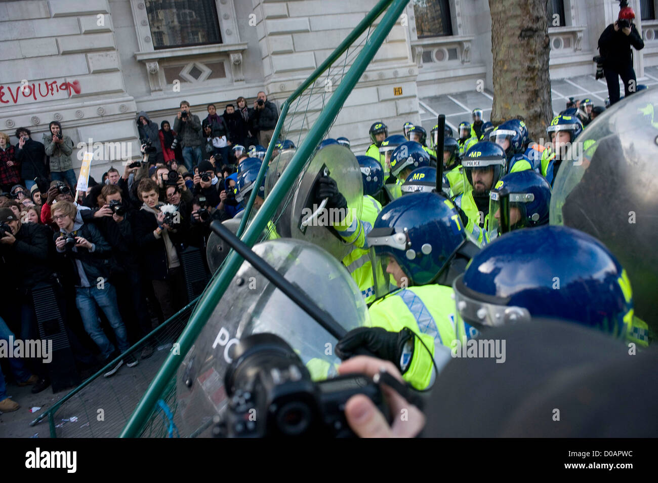 Studenten Zusammenstoß mit der Polizei während einer Protestaktion am Whitehall über Pläne der Regierung, Finanzierung und Studiengebühren Studiengebühren zu ändern. Stockfoto