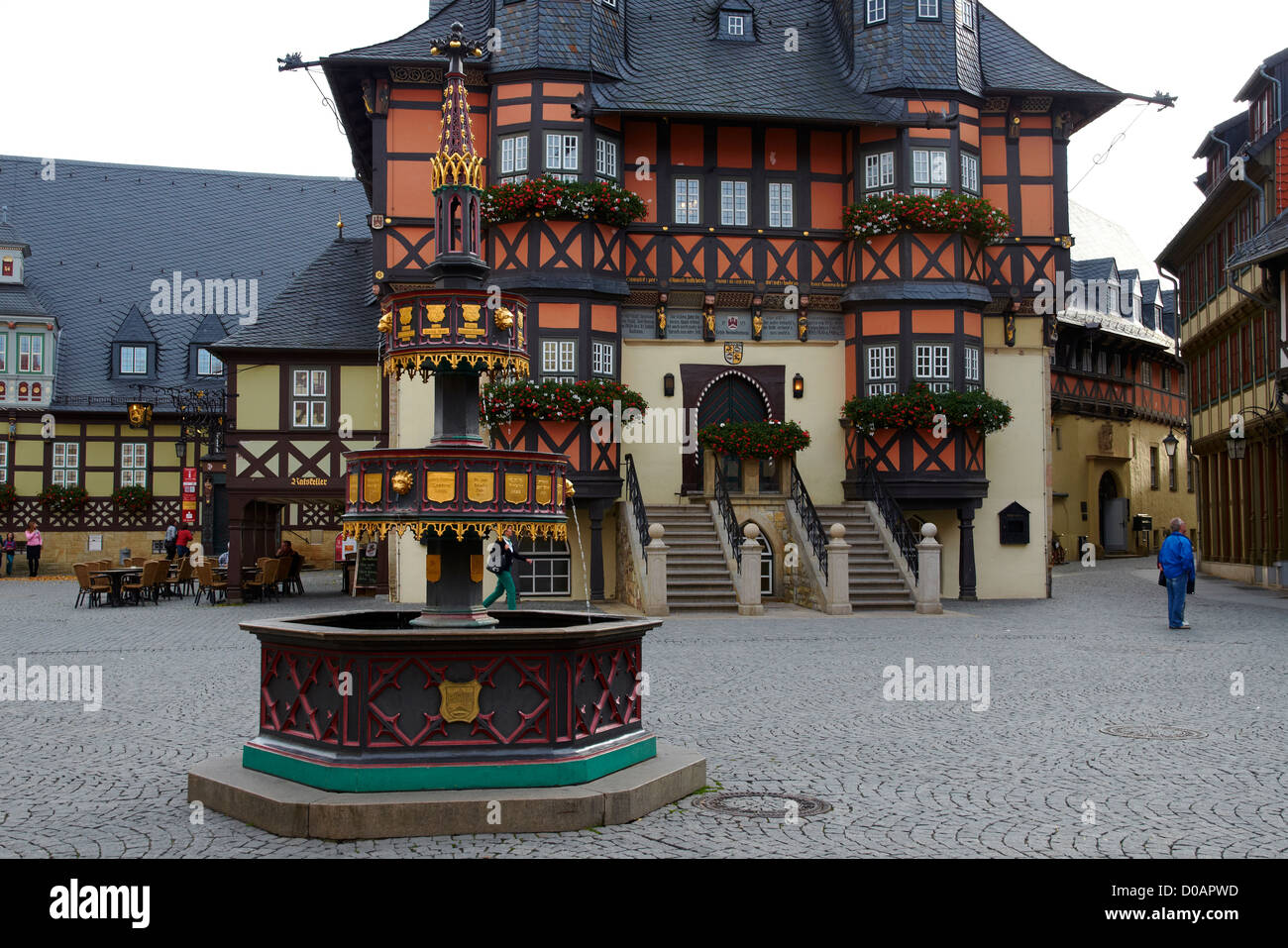 Wernigerode, Sachsen-Anhalt, Deutschland - Marktplatz, gotische Rathaus und Brunnen. Markt Und Rathaus Im Wernigerode, Deutschland Stockfoto