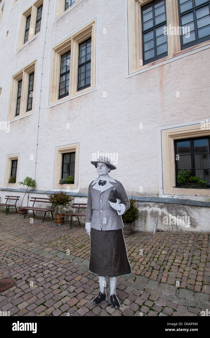 Innenhof des Schloss Colditz, ehemaliger Kriegsgefangener-Camp mit Lifesize Ausschnitt des französischen POW Boule als Frau verkleidet Stockfoto