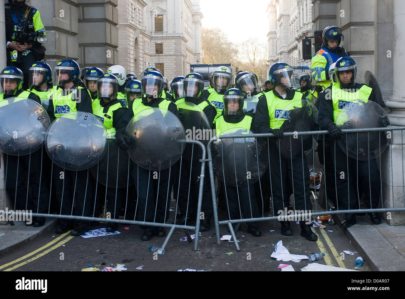 Studenten Zusammenstoß mit der Polizei während einer Protestaktion am Whitehall über Pläne der Regierung, Finanzierung und Studiengebühren Studiengebühren zu ändern. Stockfoto