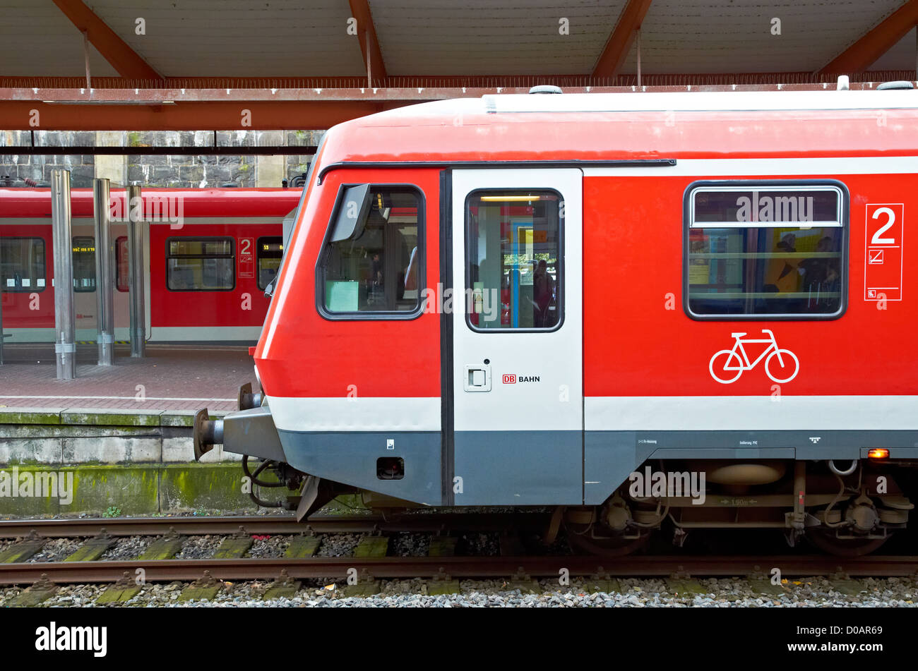 Deutsche regionale Züge am Bahnhof Wuppertal. Deutsch Regionalzüge in Wuppertal Hauptbahnhof. Stockfoto
