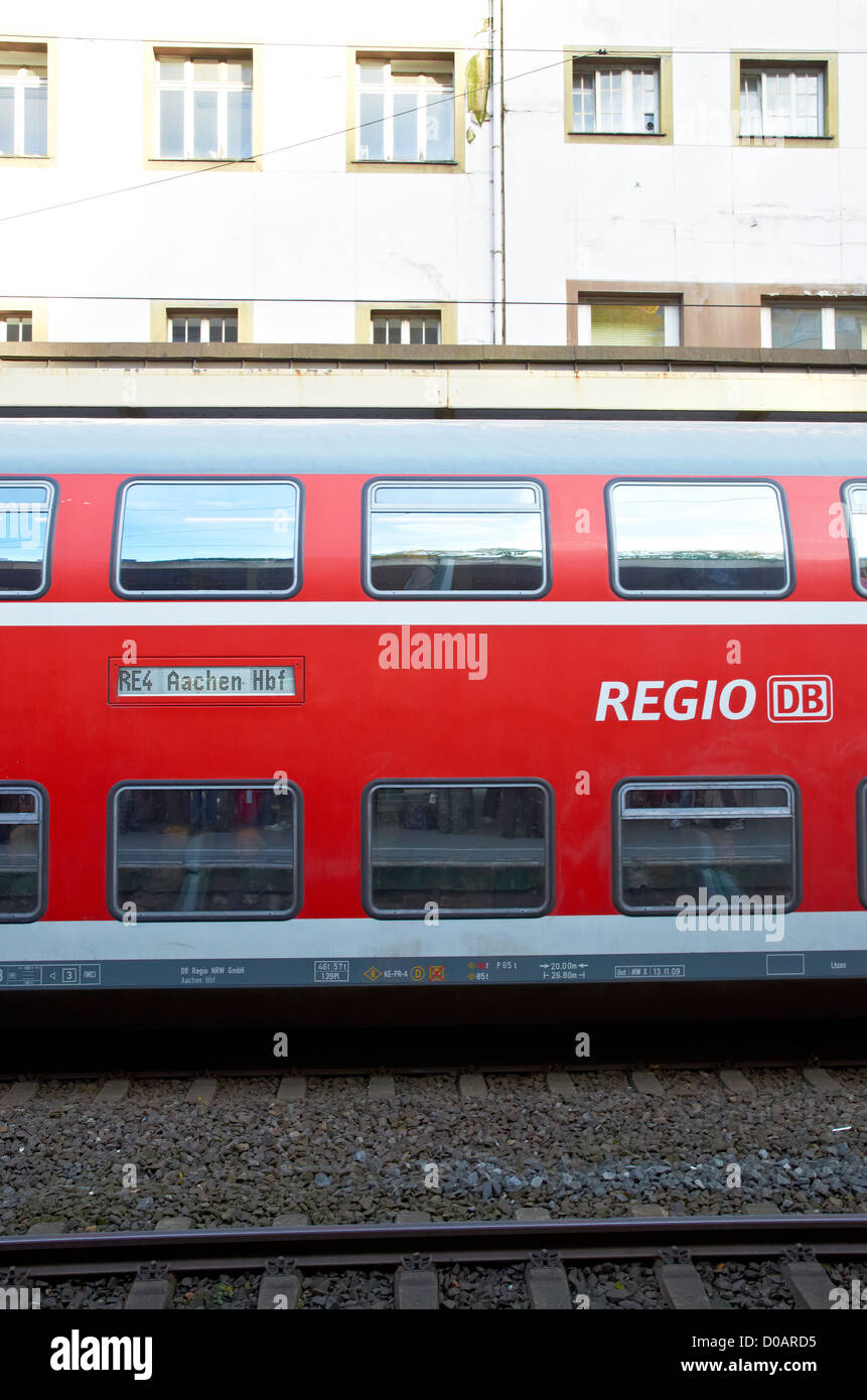Deutsche regionale Züge am Bahnhof Wuppertal. Deutsch Regionalzüge in Wuppertal Hauptbahnhof. Stockfoto