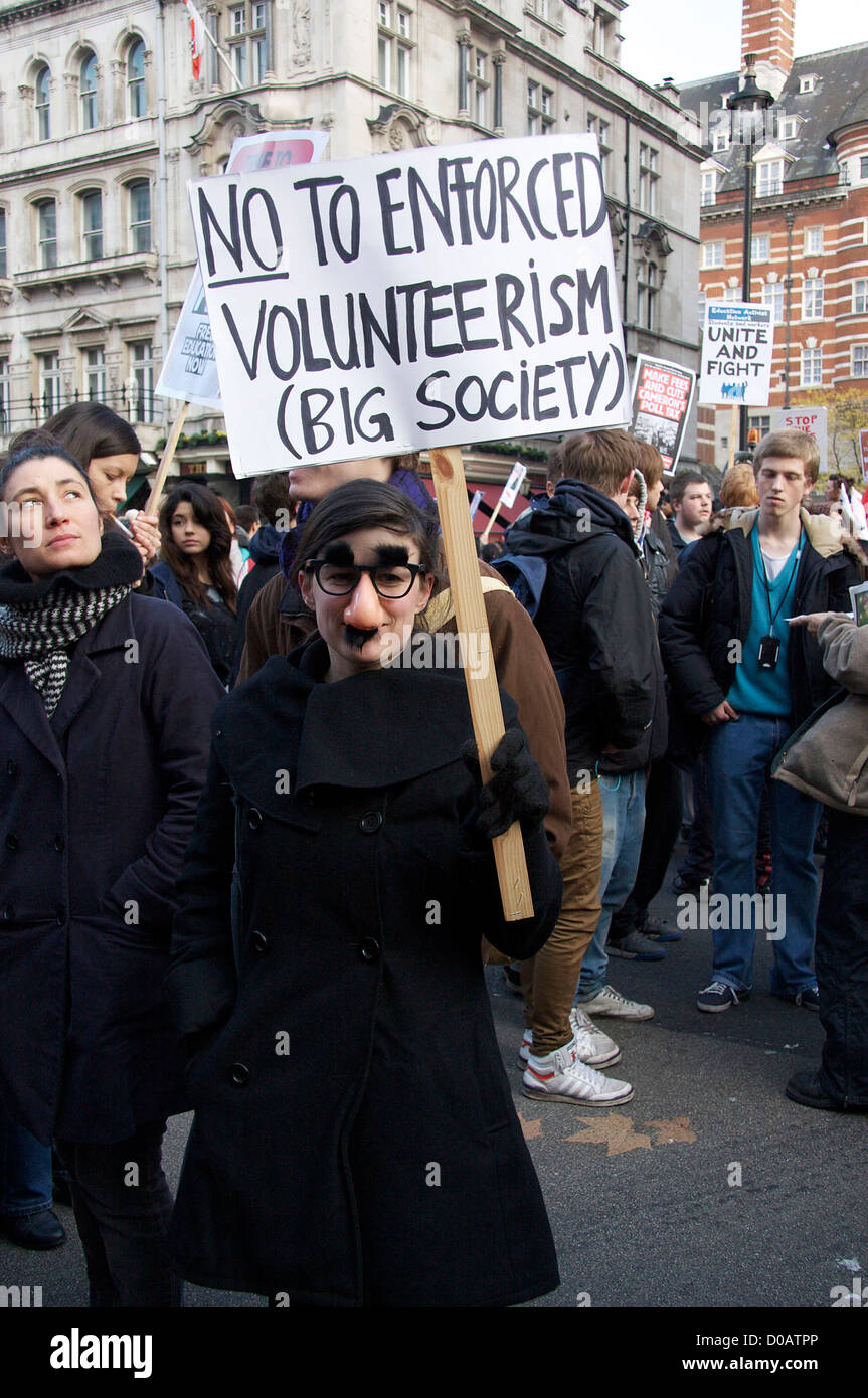 Demonstrant in der Verkleidung mit einem Banner protestieren Studenten über die Regierung vorgeschlagenen Änderungen zu Studiengebühren in Whitehall Stockfoto