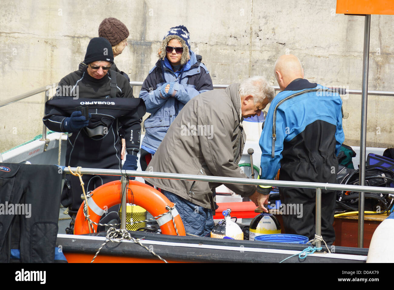 Taucher, die Vorbereitung für einen Tauchgang von einem Boot auf gemeinsame in Northumberland. Stockfoto