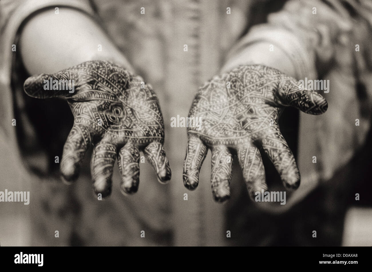 HAND BEMALT TEMPORÄRE TATTOOS REPRODUZIEREN STICKEREI MARRAKESCH TRADITIONELLEN MAKE-UP MARRAKESCH MARRAKESCH MAROKKO AFRIKA Stockfoto
