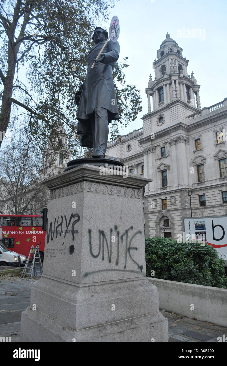 Der Aufräumvorgang begonnen im Zentrum von London am Freitag (Dec) nach Donnerstag Demonstration gegen einen Anstieg der Universität Stockfoto