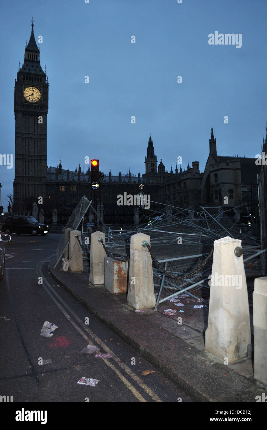 Der Aufräumvorgang begonnen im Zentrum von London am Freitag (10 Dez 10) nach Donnerstag Demonstration gegen einen Anstieg der Universität Stockfoto