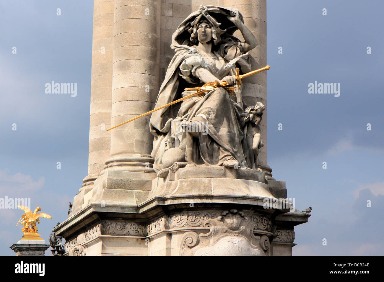 Lady-Krieger-Statue am Brücke Alexander III, Paris, Frankreich Stockfoto