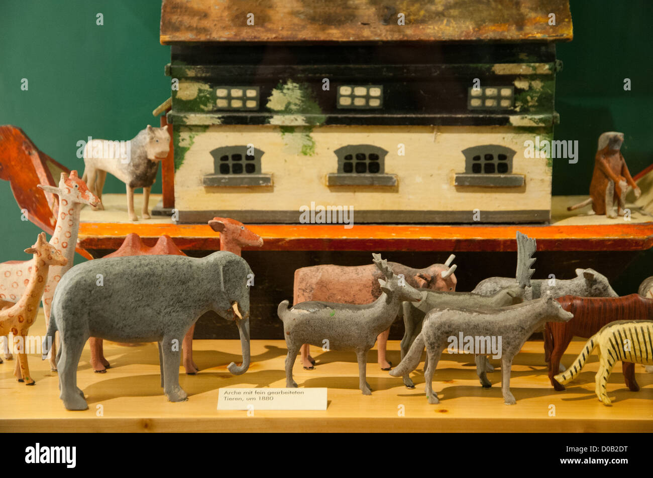 Erzgebirge Holzschnitzereien auf dem Display in Seiffen Spielzeug Museum Seiffen, Erzgebirge, Sachsen, Deutschland Stockfoto