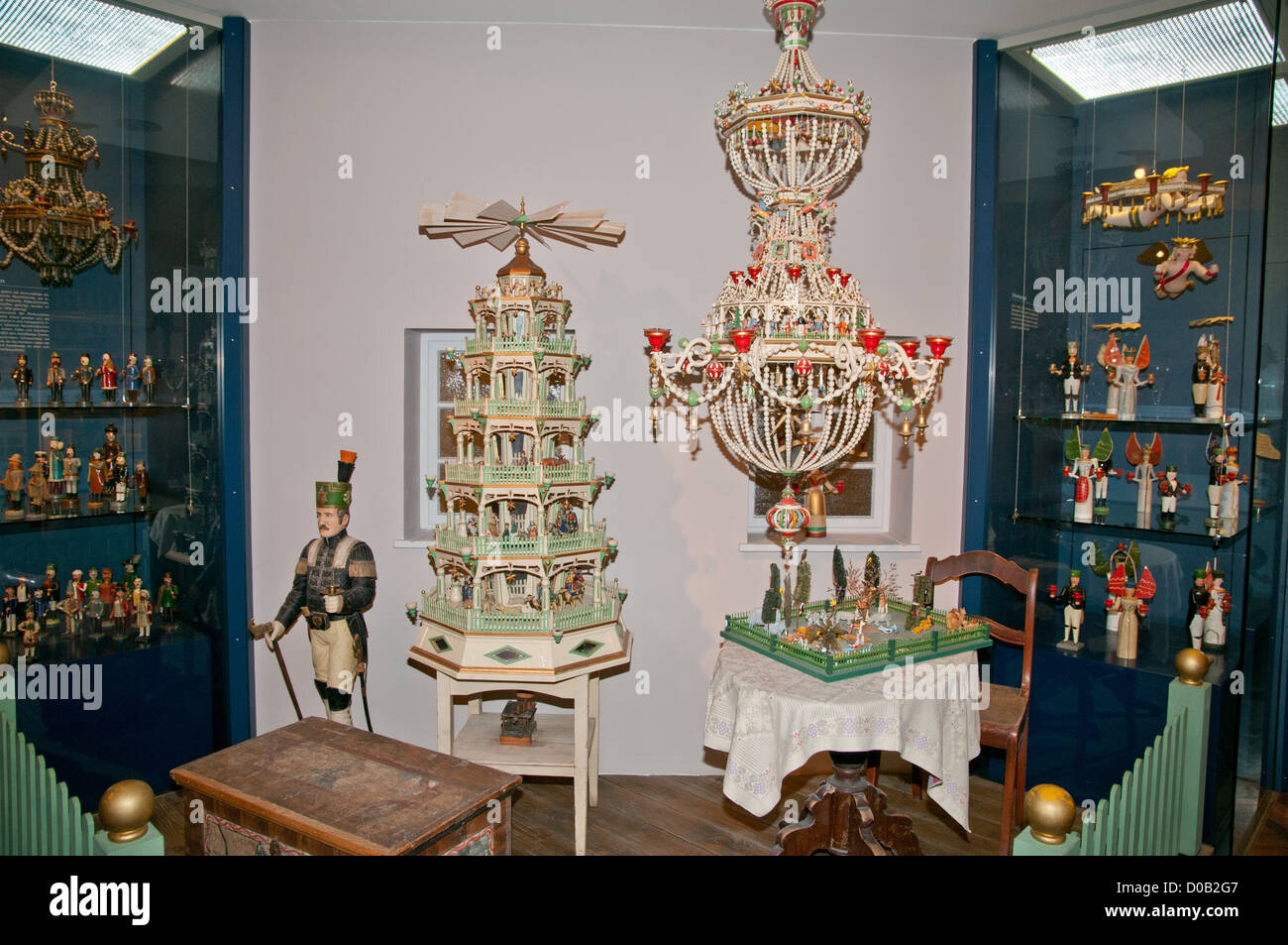 Erzgebirge Holzschnitzereien auf dem Display in Seiffen Spielzeug Museum Seiffen, Erzgebirge, Sachsen, Deutschland Stockfoto