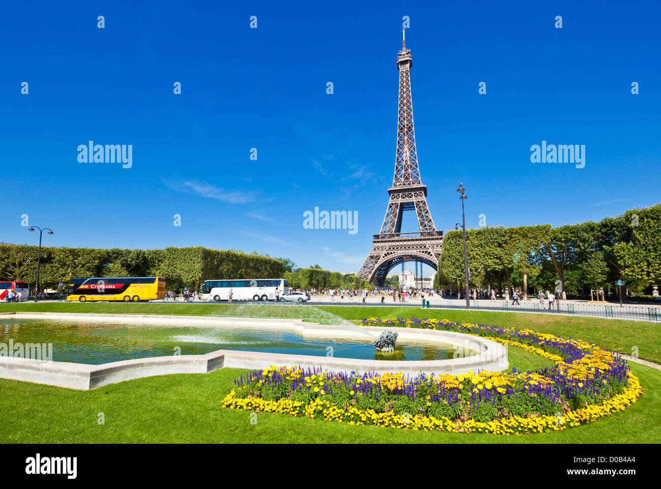 Tour-Busse vor den Eiffel Turm Champs de Mars Gärten Paris Frankreich EU Europa Stockfoto