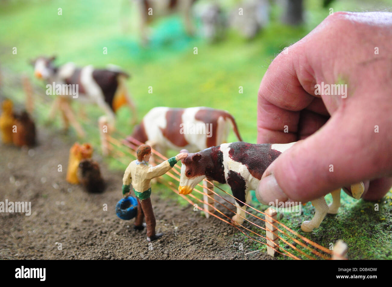 KUH AUF DEM BAUERNHOF LANDWIRTSCHAFTLICHE ARBEITEN KLEINE FIGUREN GEMACHT UND VON EINEM ENTHUSIASTEN SOMME (80) FRANKREICH Stockfoto