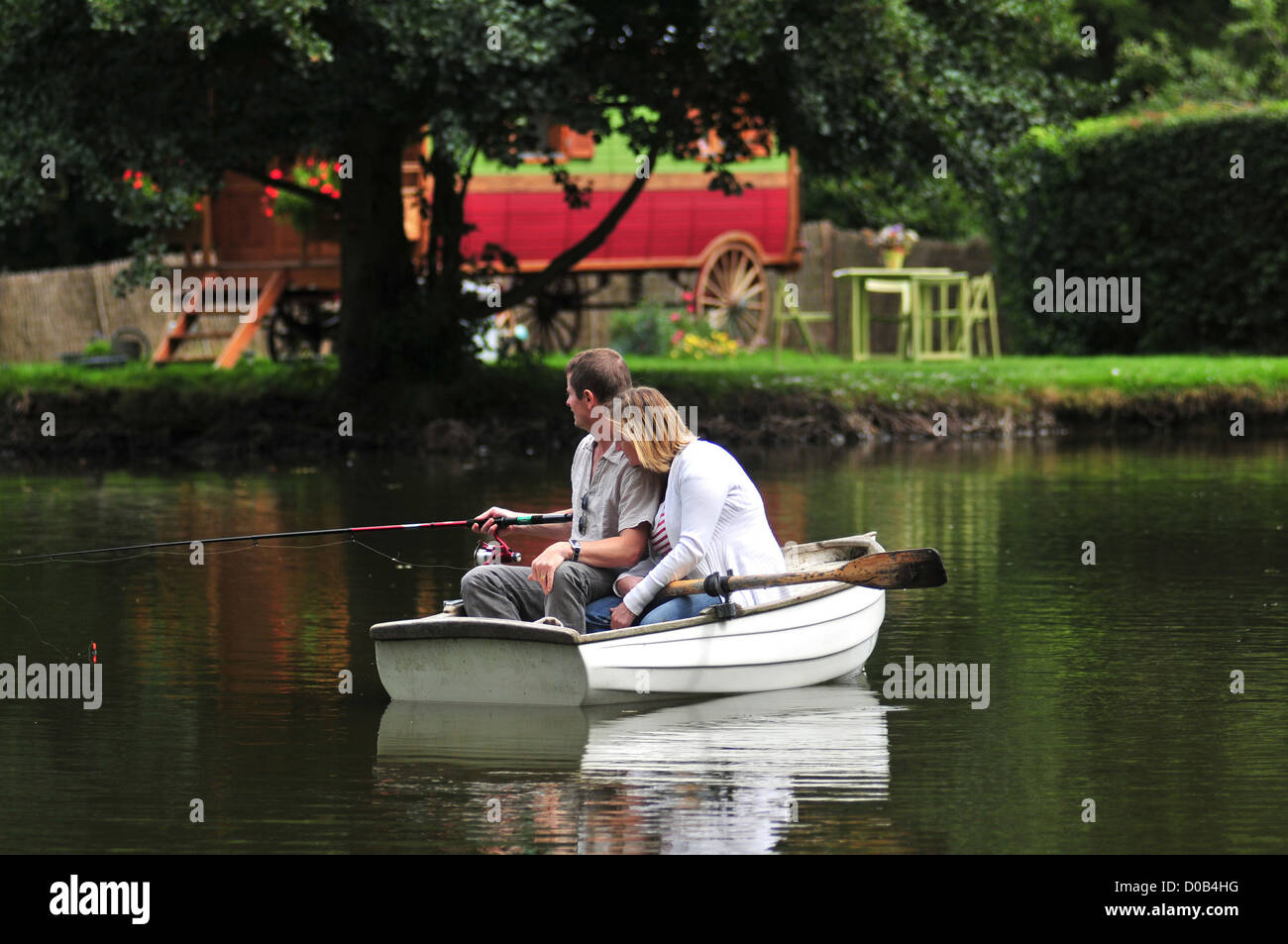 ANGELN VOM BOOT AUF EINEM TEICH OUT-OF-THE-GEWÖHNLICHE AUFENTHALT IN EIN GYPSY CARAVAN FERIENHAUS IM DORF TROUSSURES OISE (60) FRANKREICH Stockfoto