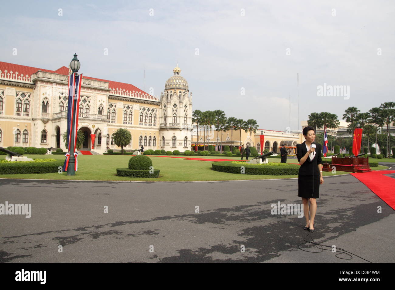 21. November 2012. Bangkok, Thailand. CCTV-Reporter während Bericht am Government House.  Wen Jiabao kam im 20. November 2012 in Bangkok. einen zweitägigen Besuch nach Thailand als Teil einer regionalen Tour begonnen, bevor er sich im nächsten Jahr tritt. Er ist s erwartet, um stärkere Zusammenarbeit in Bereichen wie Bildung diskutieren und Reishandel mit Premierminister Yingluck Shinawatra.He auch mit Mitgliedern der Thai-Chinese Chamber Of Commerce und 84 Jahre alten thailändischen Königs Bhumibol Adulyadej erfüllen soll. Stockfoto