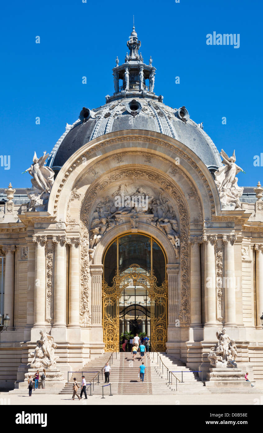 Menschen, die die Treppe hinauf klettern, um die Eingangstür in das Petit Palais Avenue Winston Churchill Paris Frankreich EU Europa Stockfoto