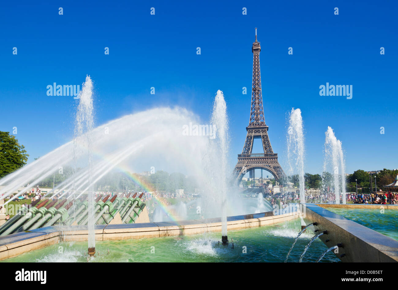 Eiffelturm, Trocadero Brunnen mit Regenbogen Paris Skyline Frankreich EU Europa Stockfoto