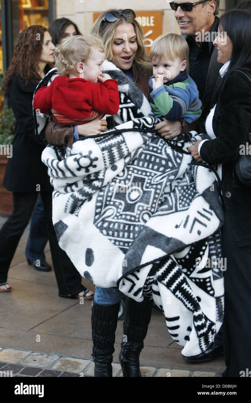 Brooke Mueller mit ihr Zwillinge Bob und Max auf einen Familienausflug an The Grove Los Angeles, USA - 27.11.10 Stockfoto