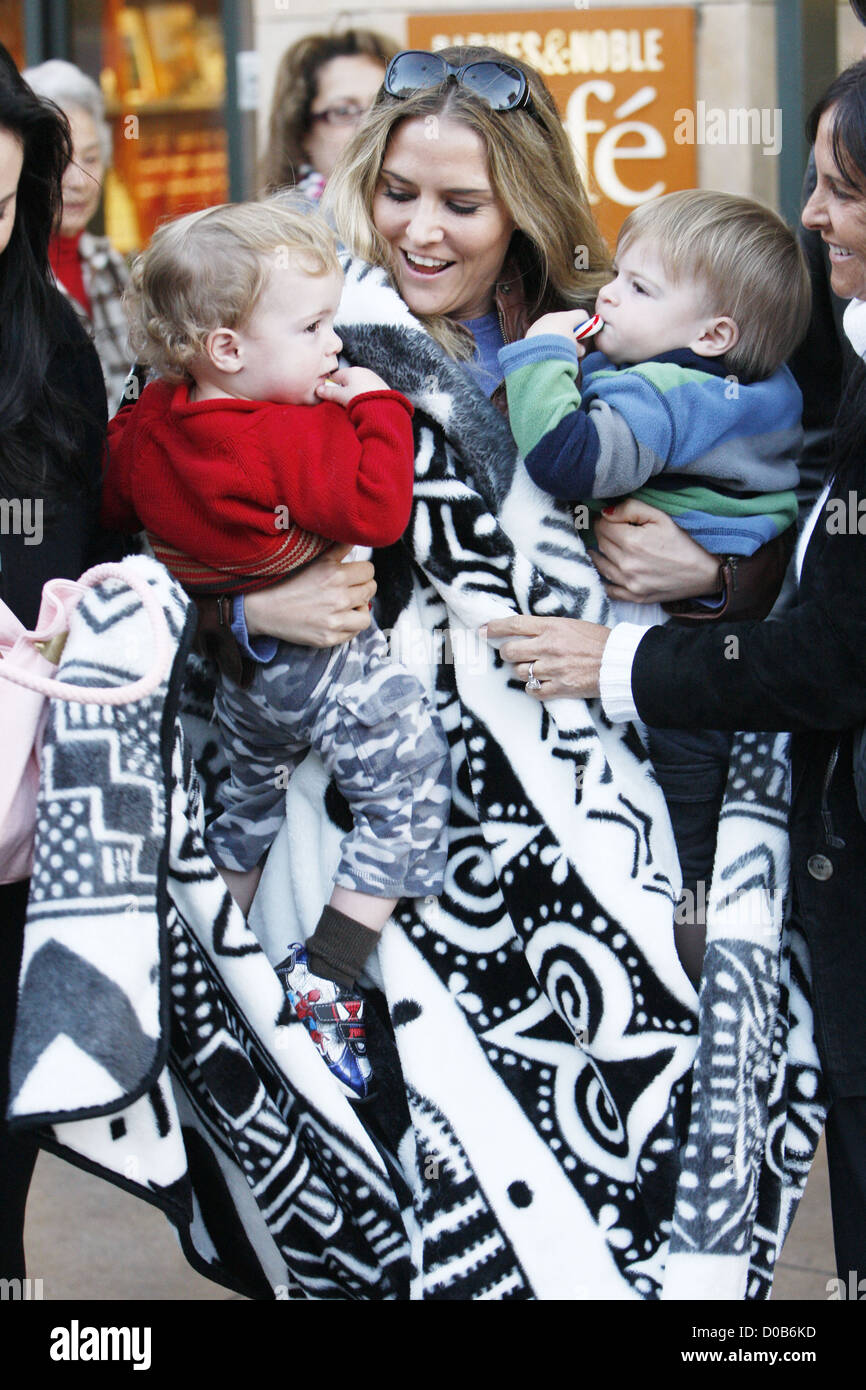 Brooke Mueller mit ihr Zwillinge Bob und Max auf einen Familienausflug an The Grove Los Angeles, USA - 27.11.10 Stockfoto