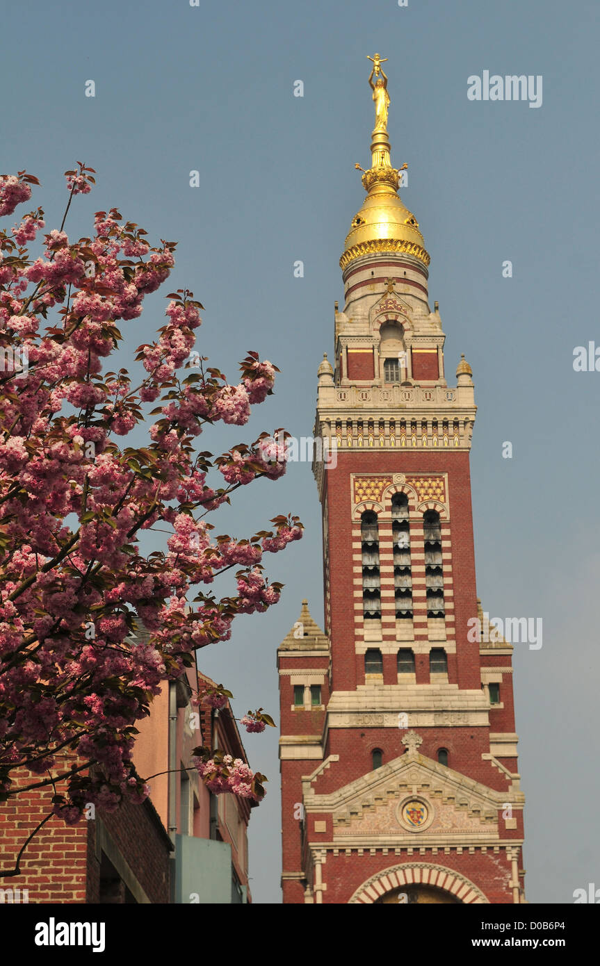 TURM NOTRE-DAME DE BREBIERES BASILIKA DEN SPITZNAMEN LOURDES NORTH NEO-BYZANTINISCHEN BAU AUS DEM 19. JAHRHUNDERT WIEDER AUFGEBAUT, NACHDEM ERSTE Stockfoto