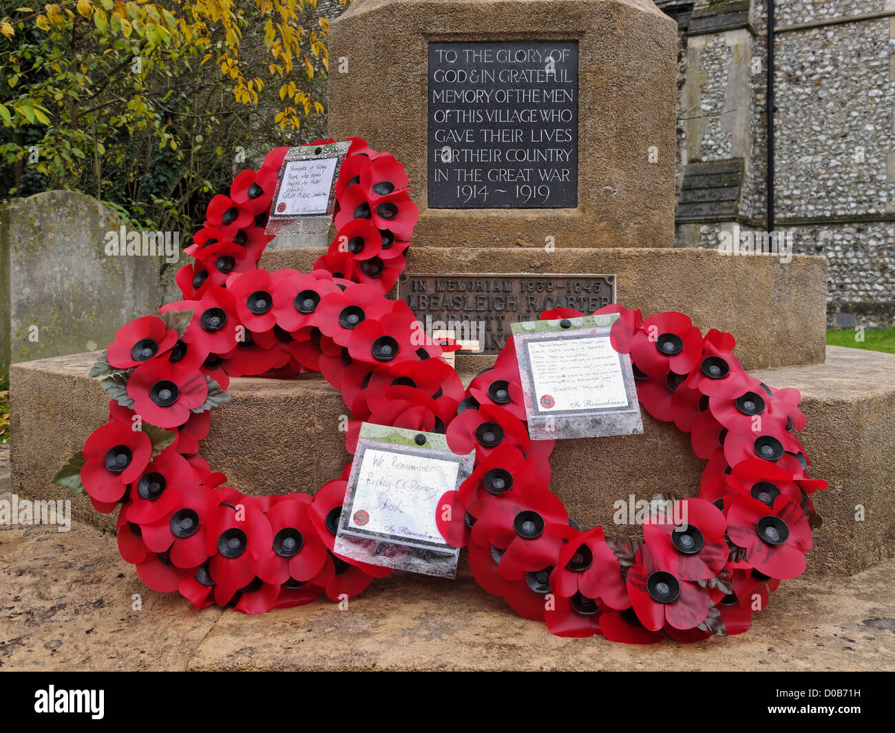 Kränze niedergelegt am Kriegerdenkmal in Ripley, Surrey, England. Stockfoto