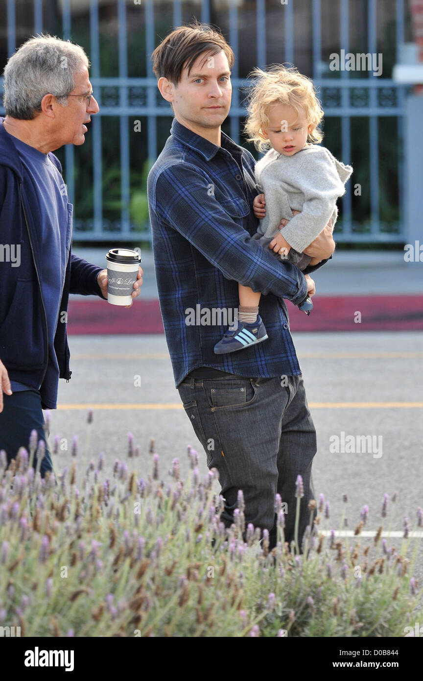 Tobey Maguire Und Sein Sohn Otis Tobias Kopf Aus Einer Familie Mittagessen In Santa Monica In Santa Monica Kalifornien 28 11 10 Stockfotografie Alamy