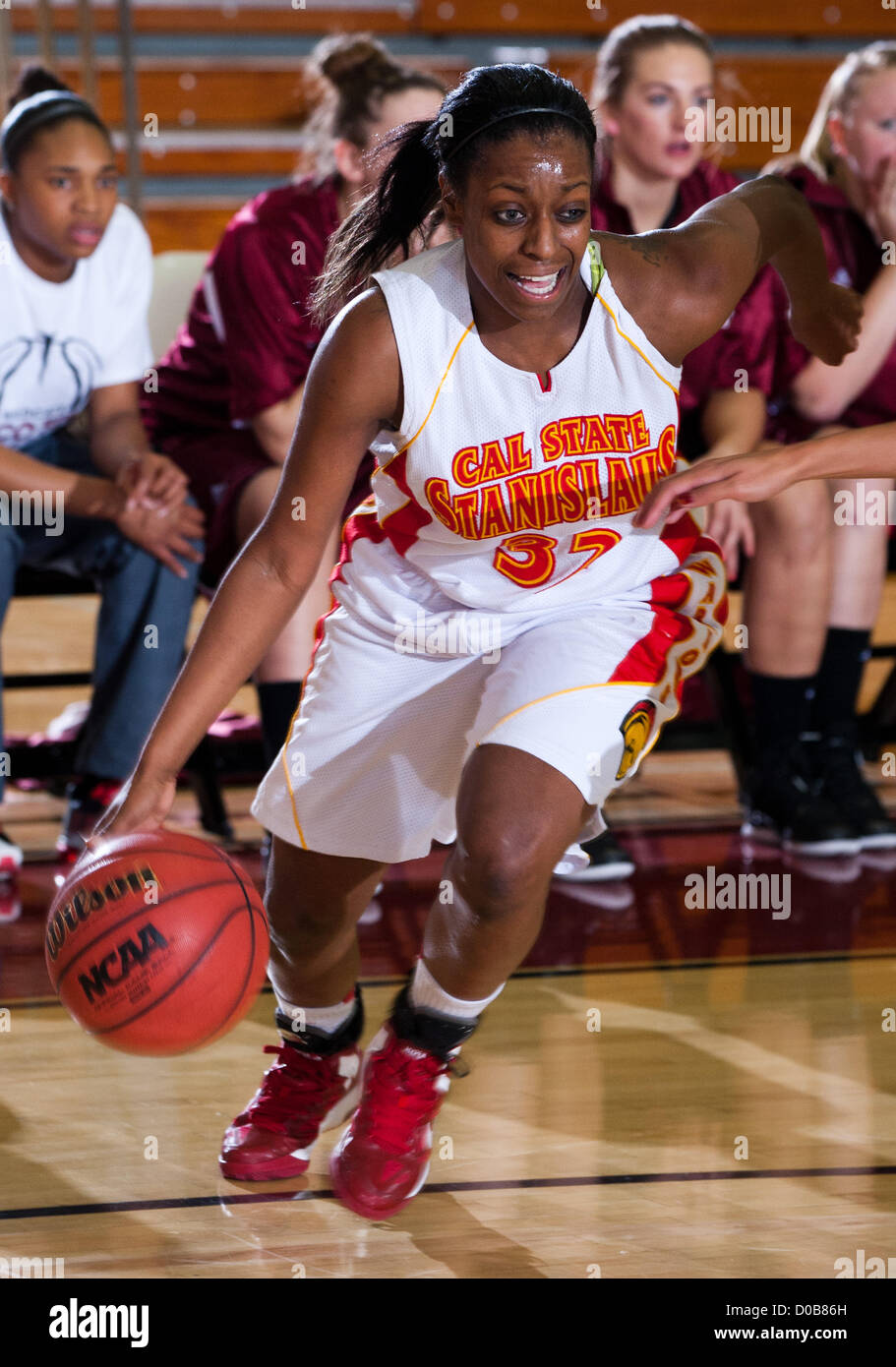 20. November 2012 - Turlock, Kalifornien, USA - CSU Stanislaus Devin Brown (32) Laufwerke auf den Reifen. CSU Stanislaus Frauen Basketball Vs Chico State bei CSU Stanislaus (Credit-Bild: © Marty Bicek/ZUMAPRESS.com) Stockfoto