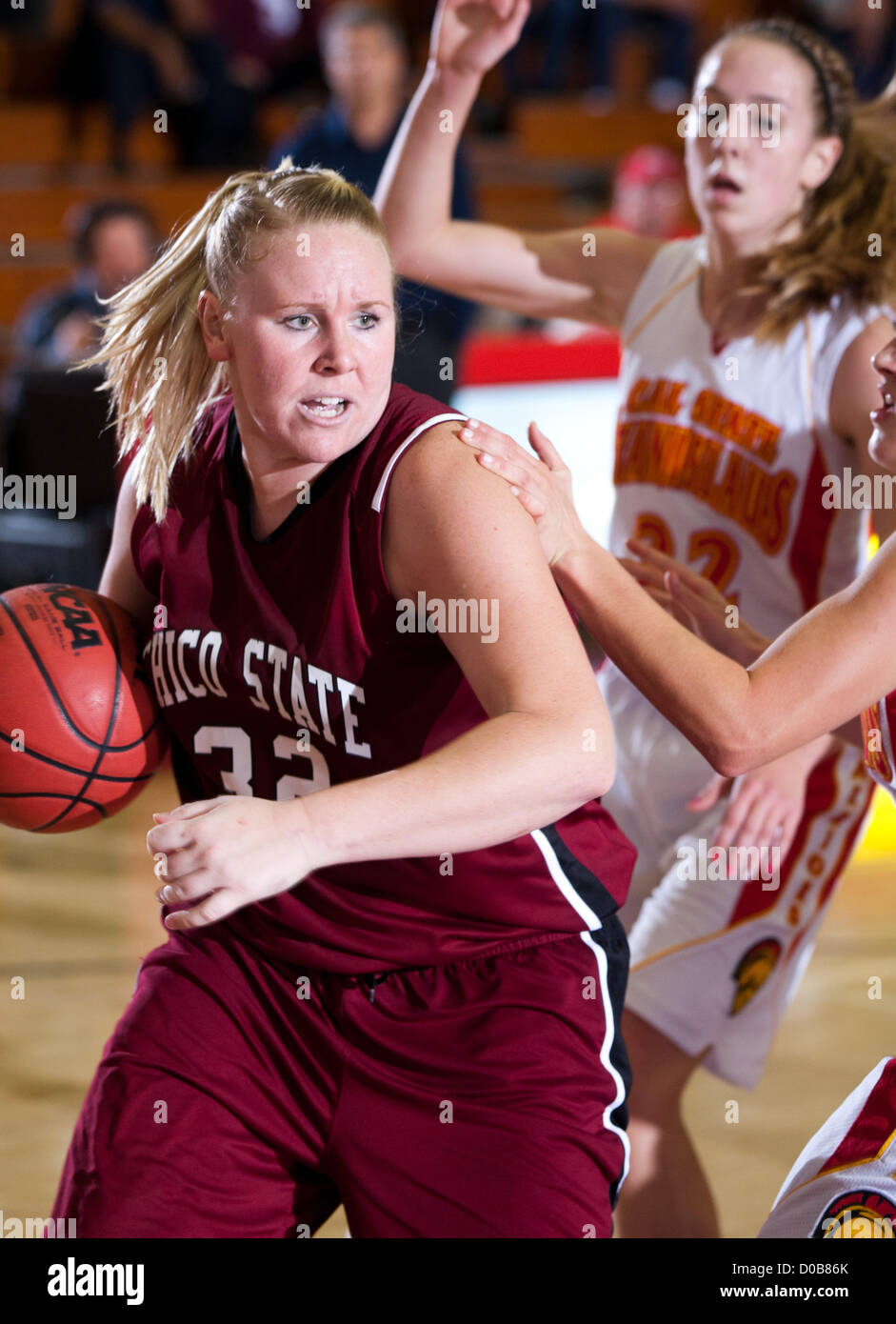 20. November 2012 - Turlock, Kalifornien, USA - Chico Staaten Sam Messersmith (32) sucht einen Player öffnen. CSU Stanislaus Frauen Basketball Vs Chico State bei CSU Stanislaus (Credit-Bild: © Marty Bicek/ZUMAPRESS.com) Stockfoto