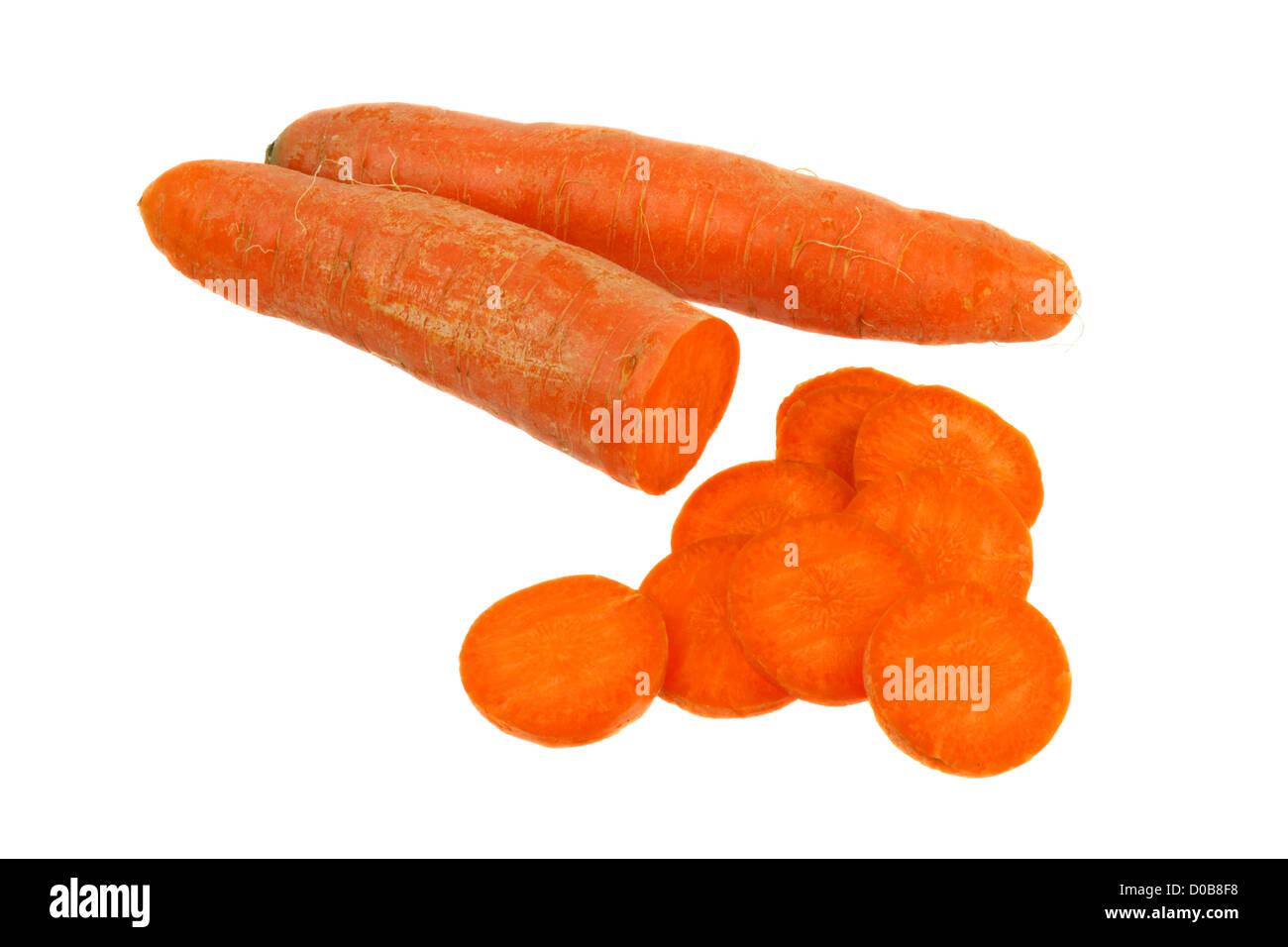 Karotten in Scheiben geschnitten und ganze eine isoliert auf weißem Hintergrund Stockfoto