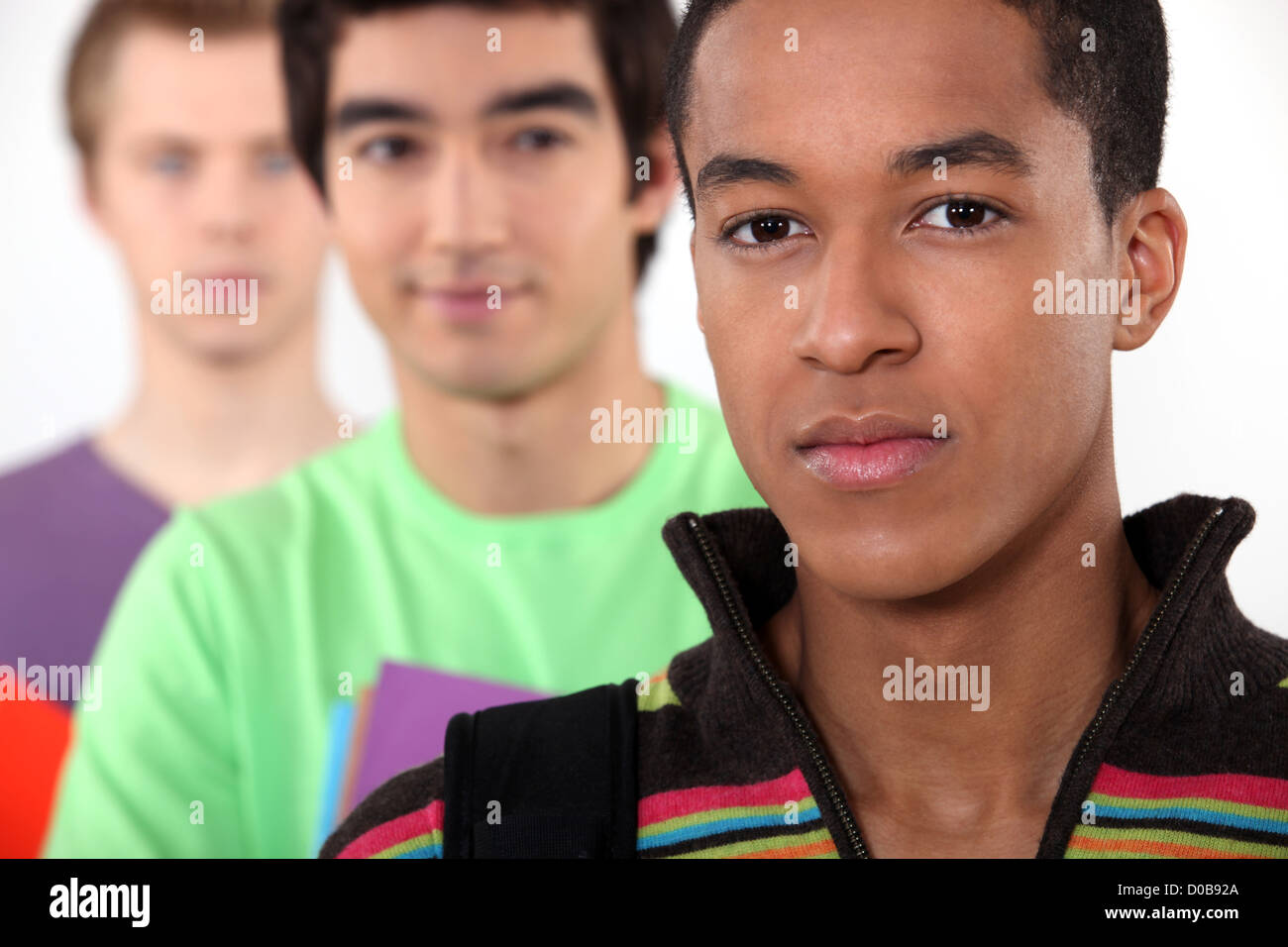 drei männliche Studenten posiert in einer Linie Stockfoto