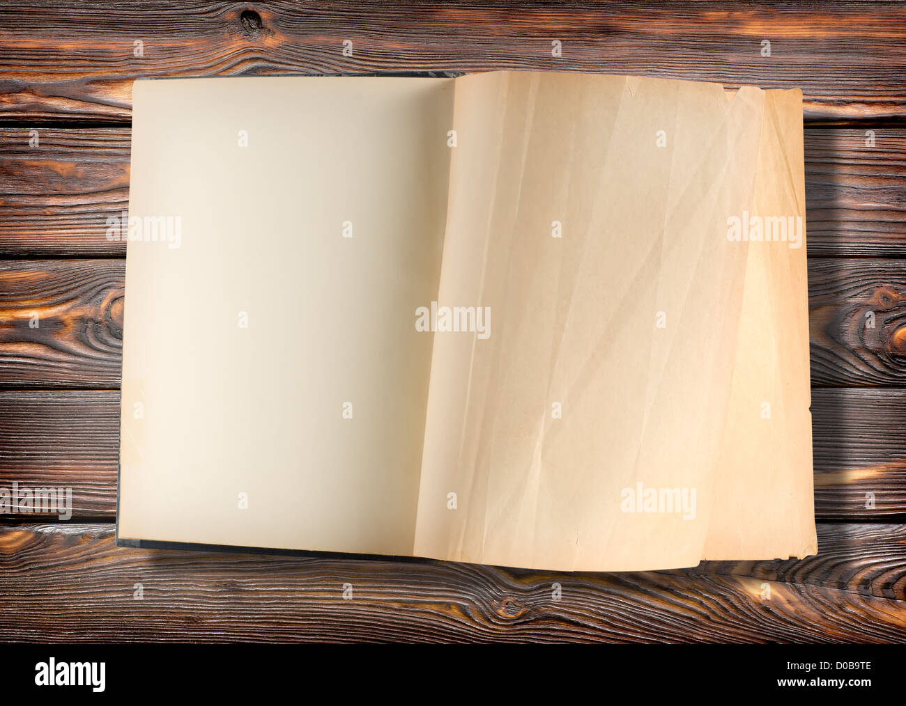 Offenes Buch auf einem braunen Holztisch Stockfoto