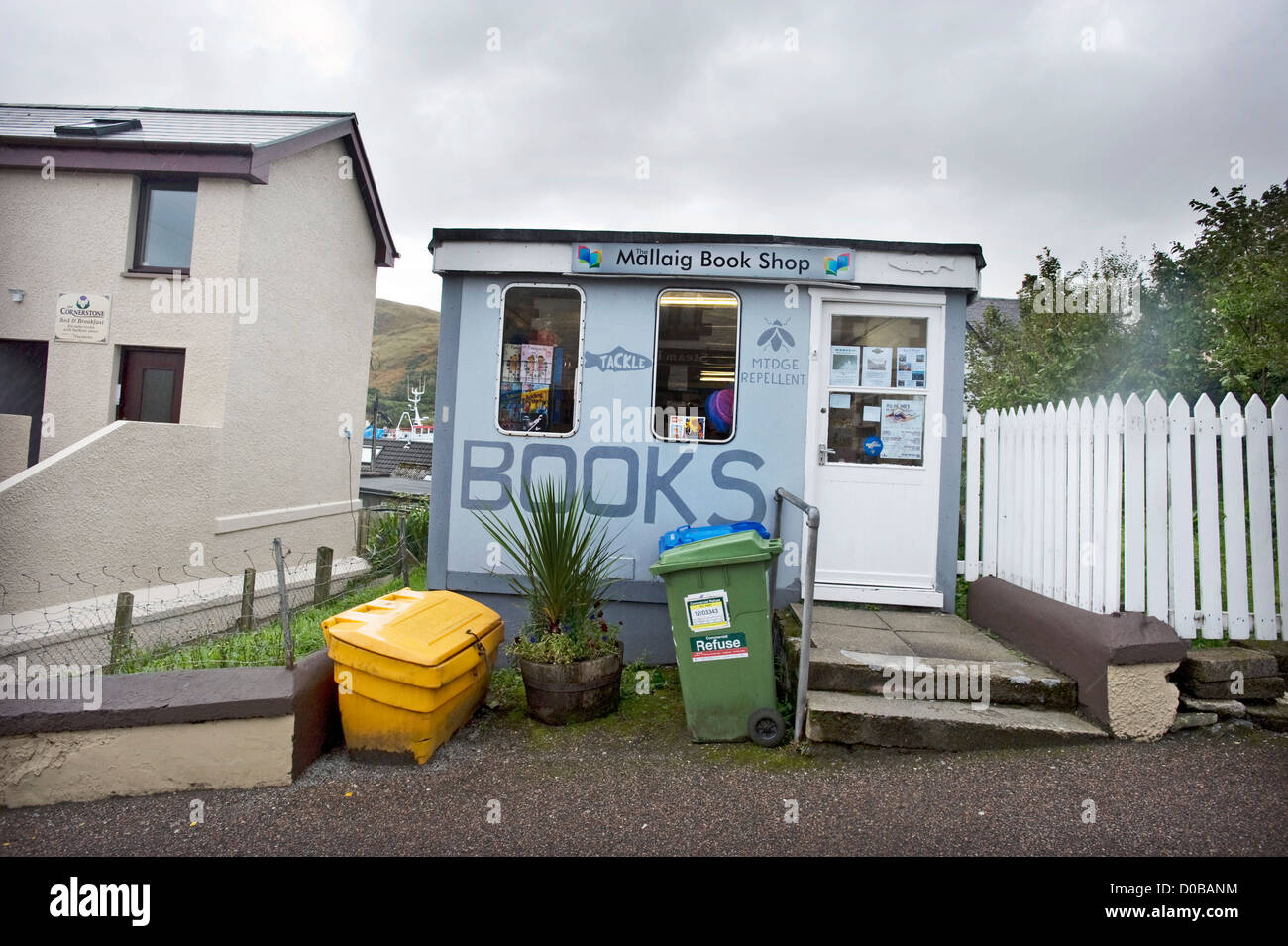 Diese kleine Buchhandlung befindet sich in einer Hütte in der kleinen Fischergemeinde an der Westküste von Mallaig in den schottischen Highlands. Sie verkauft auch Angelanpacken und Midge Repellant. Es sieht aus wie ein provisorisches Gebäude, ist aber schon seit vielen Jahren im Geschäft. Stockfoto