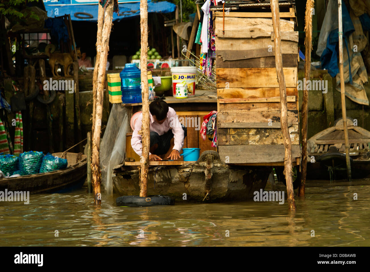 Leben am Mekong-Delta in Vietnam ist nicht einfach, Leben in engen, am Ufer Unterkunft. Stockfoto