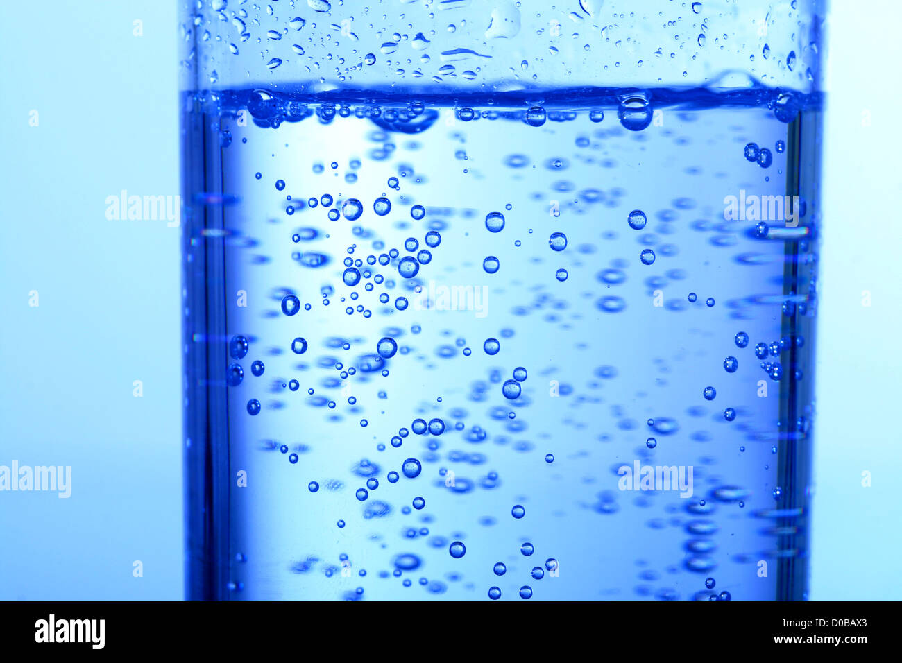 Blau sprudelte Wasser im Glas Stockfoto