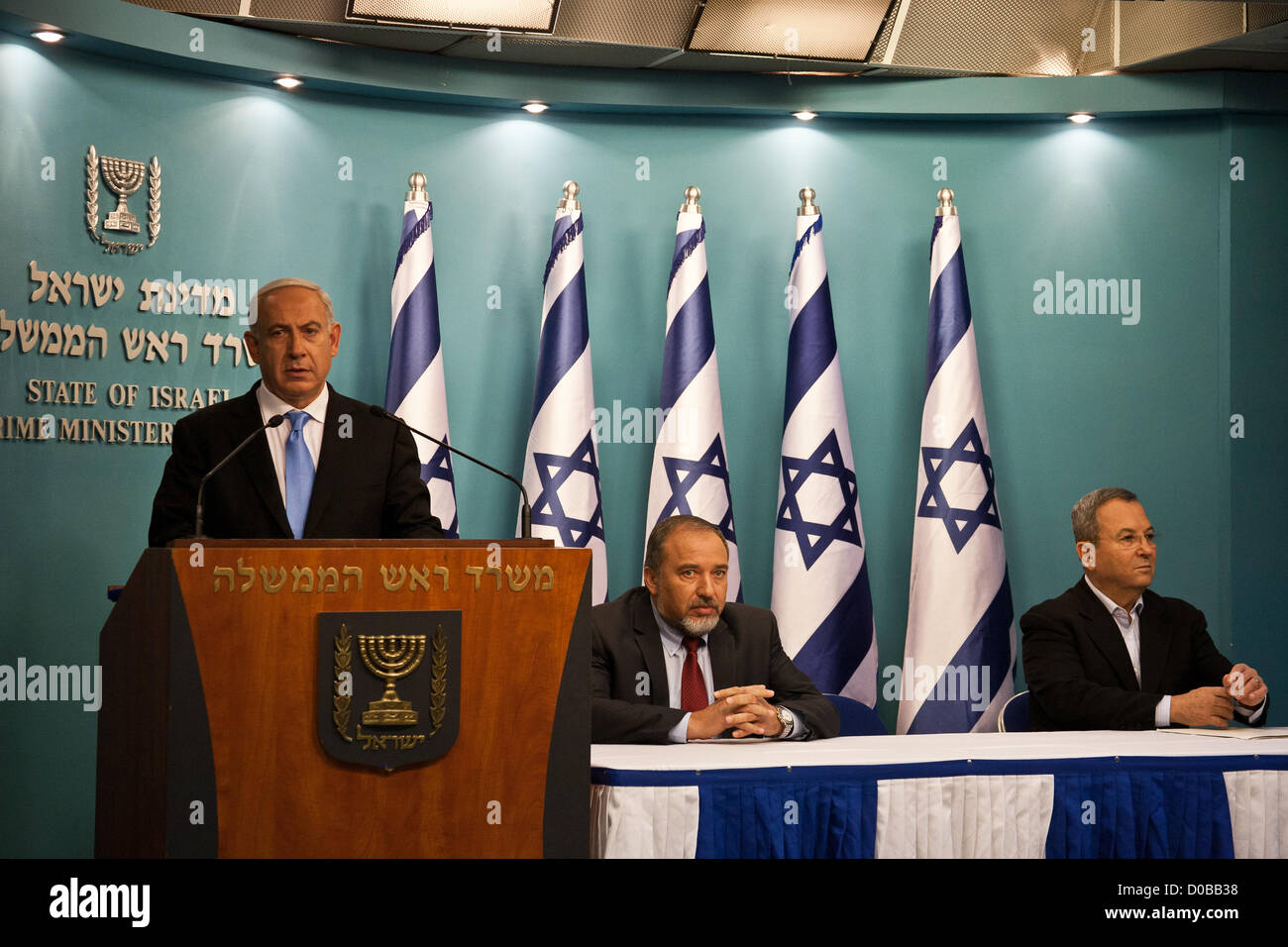 Premierminister Benjamin Netanyahu befasst sich mit die Nation auf einer Pressekonferenz kündigt "Wolkensäule" Waffenstillstand Vereinbarung Sprichwort: "Bürger Israels, ich bin stolz darauf, Ihr Ministerpräsident". Jerusalem, Israel. 21. November 2012.  Premierminister Benjamin Netanyahu hält eine Pressekonferenz mit Außenminister Avigdor Lieberman und Verteidigungsminister Ehud Barak kündigt Waffenstillstand mit der Hamas, die Operation "Wolkensäule" endet. Stockfoto