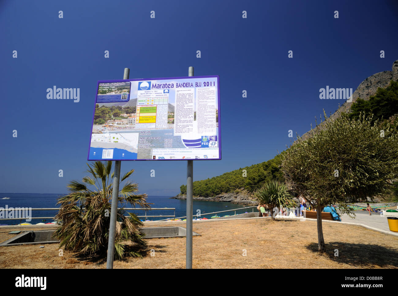 Italien, Basilicata, Maratea, Strand Fiumicello, Schild „Bandiera blu“ (blaue Flagge für die besten Strände Italiens) Stockfoto