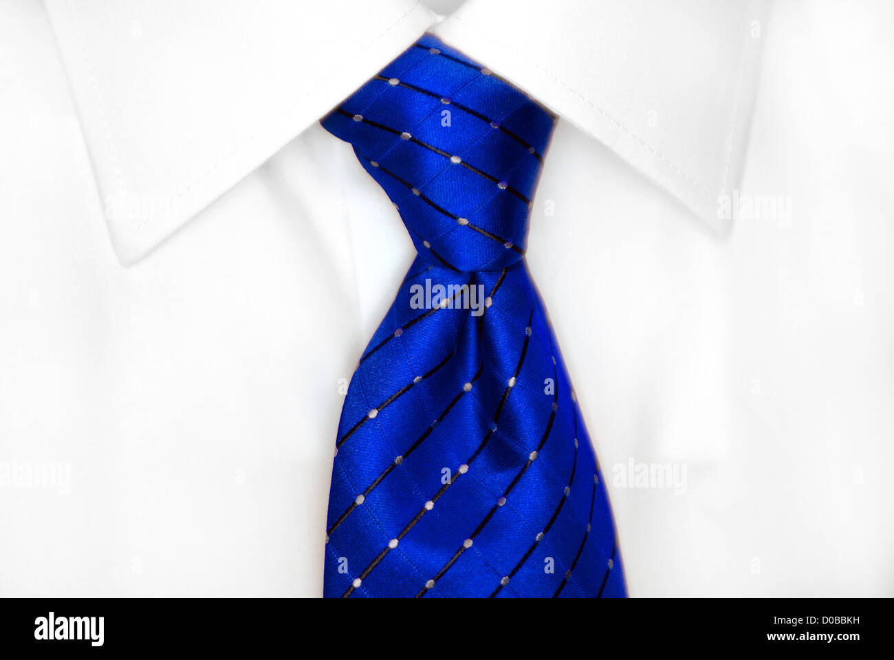 Weißes Hemd mit blauer Seide Krawatte detaillierte Nahaufnahme Stockfoto