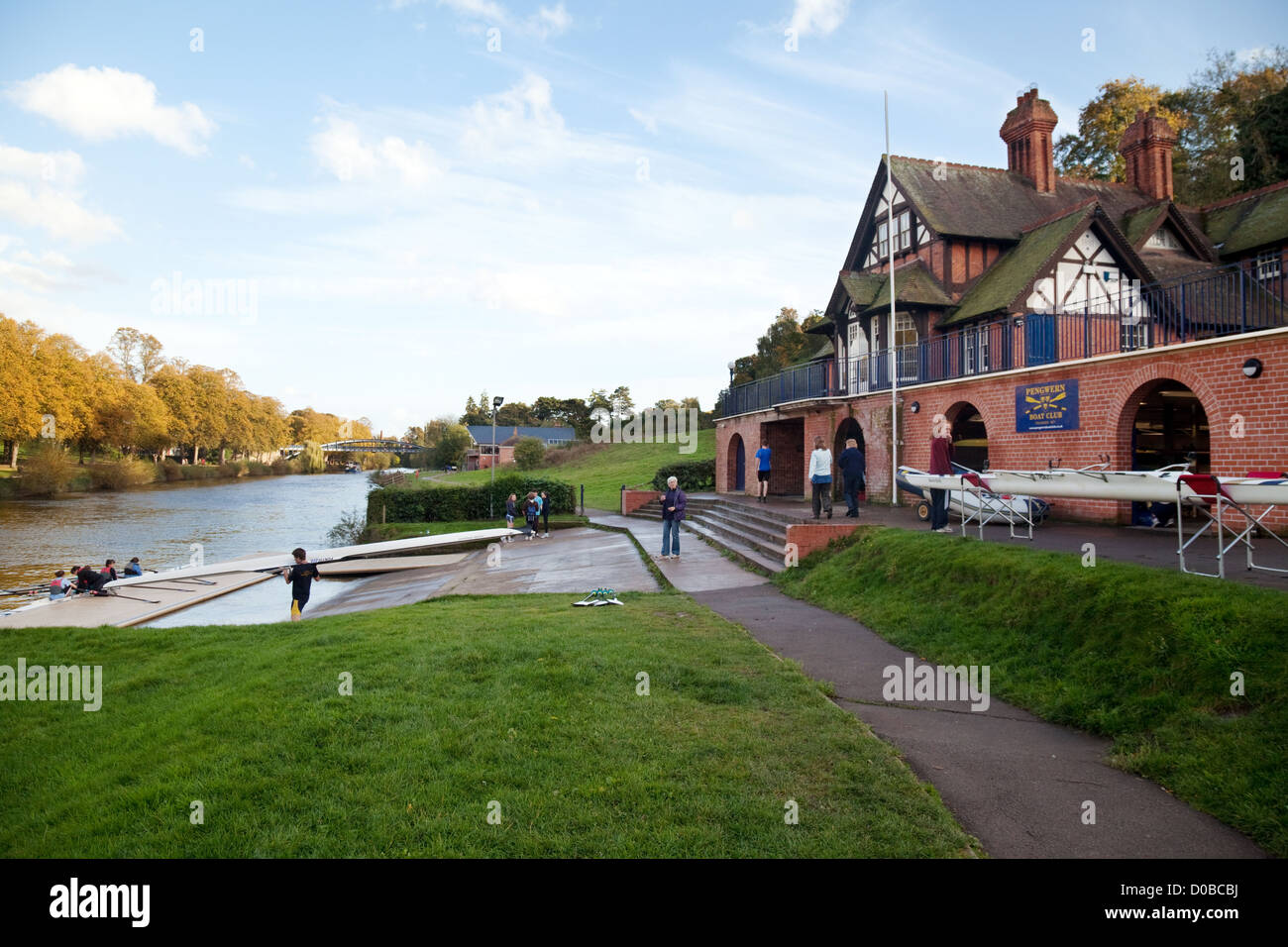 Pengwern Boat Club, River Severn an Shrewsbury im Herbst, mit Rudern, Shropshire UK Stockfoto