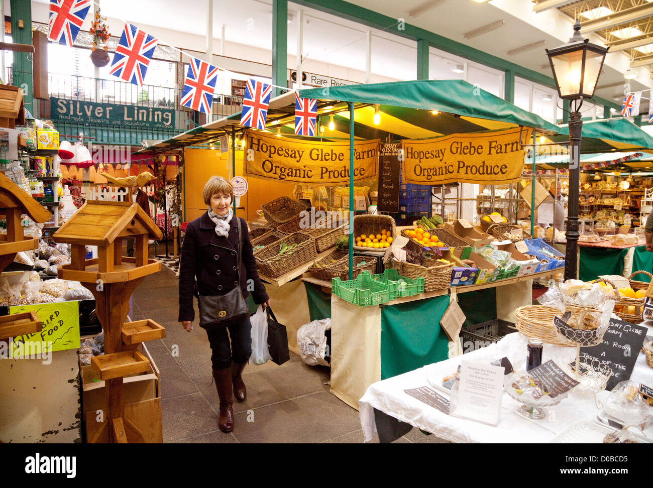Markthalle, Menschen beim Einkaufen, Shrewsbury Shropshire England UK Stockfoto