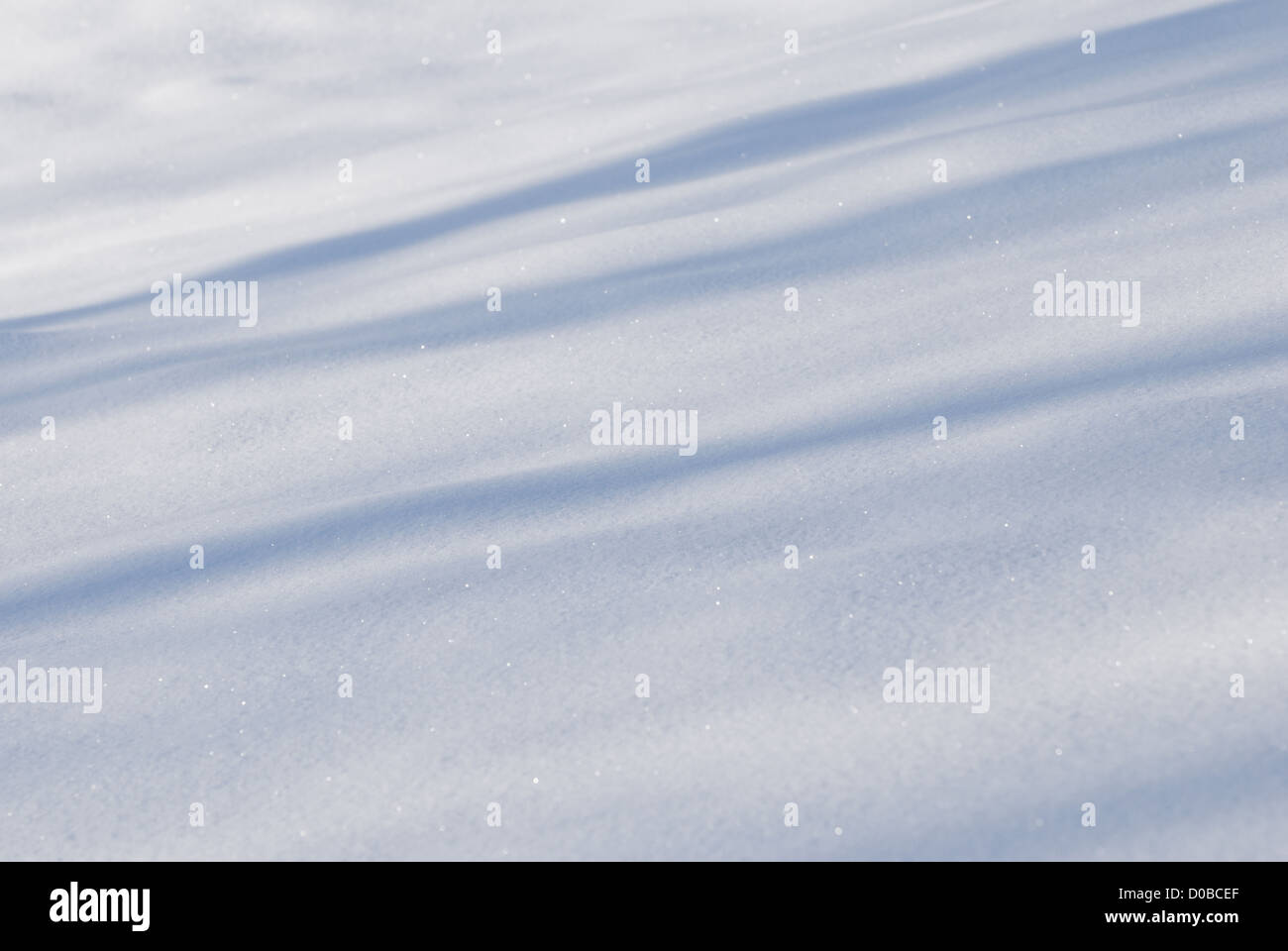 Schnee-Hintergrund mit blauer Sprechmelodik Stockfoto