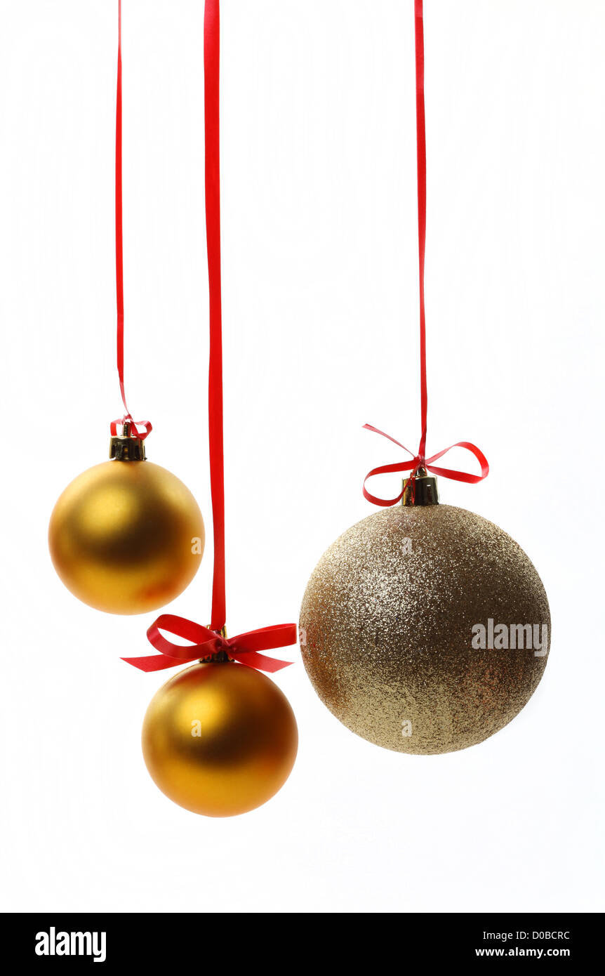 Weihnachtskugeln hängen mit Bändern auf weißem Hintergrund Stockfoto