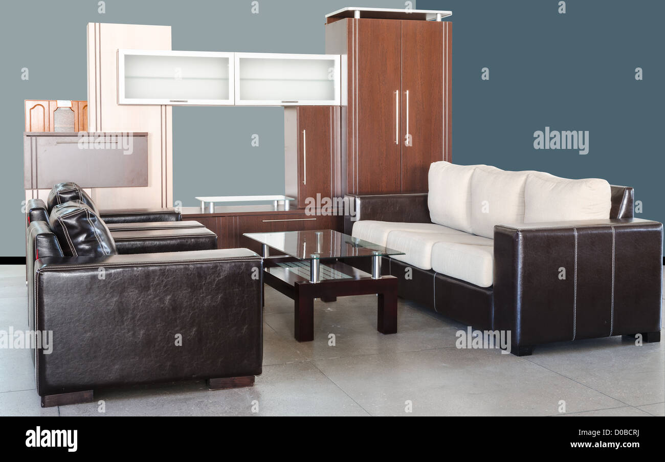 Modernes Wohnzimmer mit Haut Sofa, Tisch und Schrank Stockfoto
