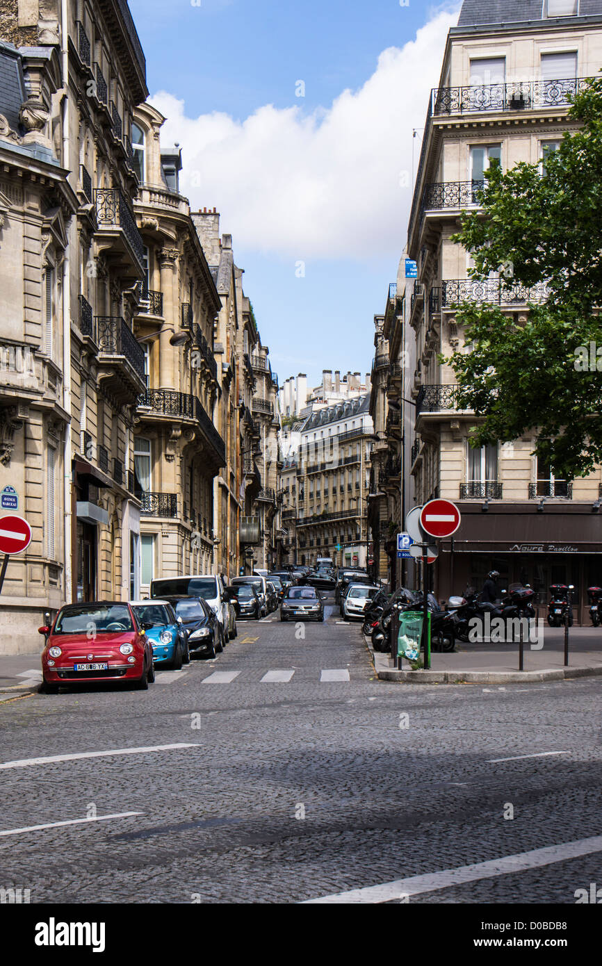 Paris Street Szene Ecke Avenue Marceau und Rue Jean Giraudoux Autos Gebäude mit Stein gepflasterten Straße. Stockfoto