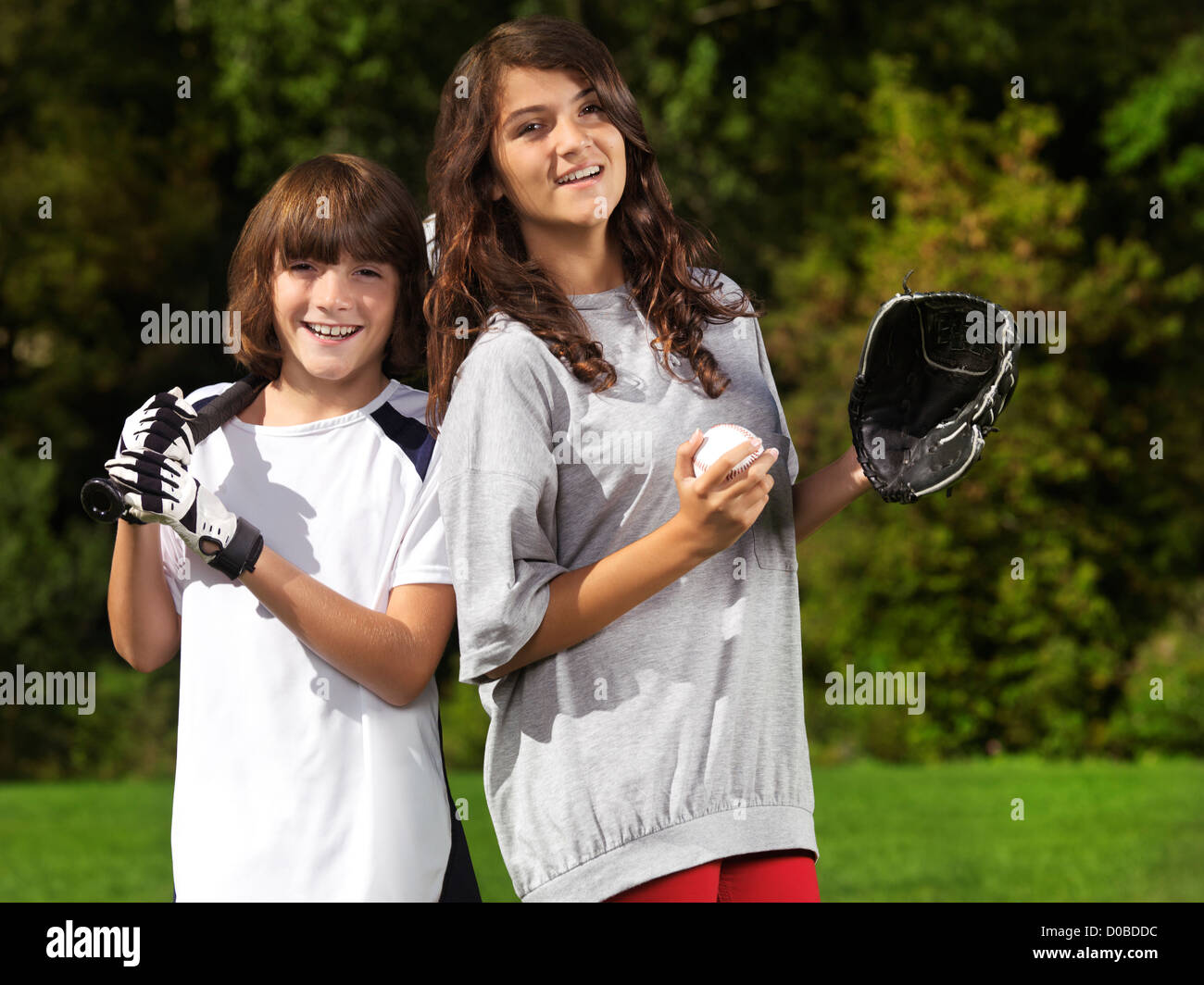 Lächelnde Teenager Schwester und einen jüngeren Bruder üben Baseball, aktiv Sommer outdoor-Lifestyle Portrait. Stockfoto