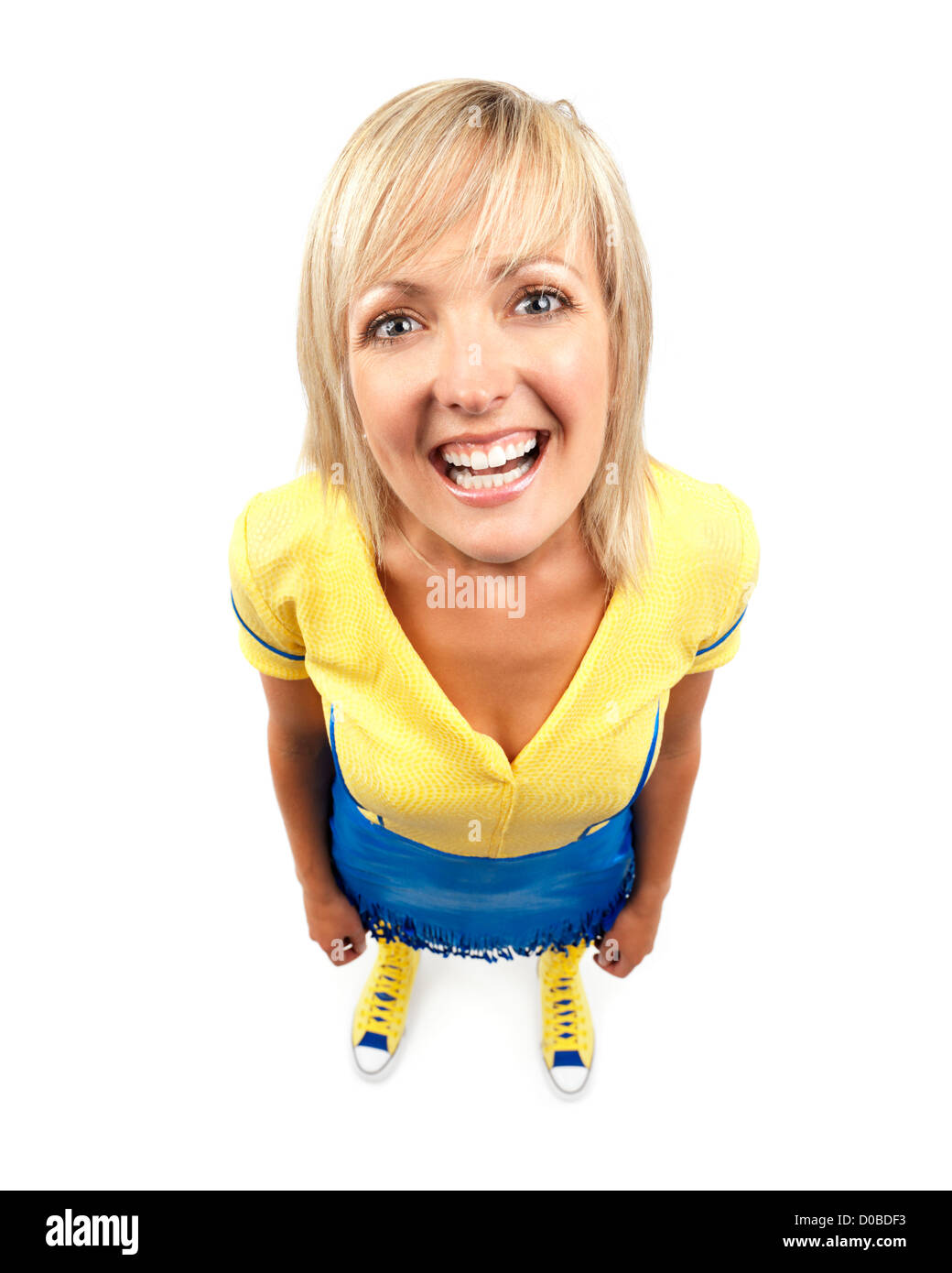 Lächelnde junge Frau humorvoll Vogelperspektive Ansicht Porträt isoliert auf weißem Hintergrund. Stockfoto