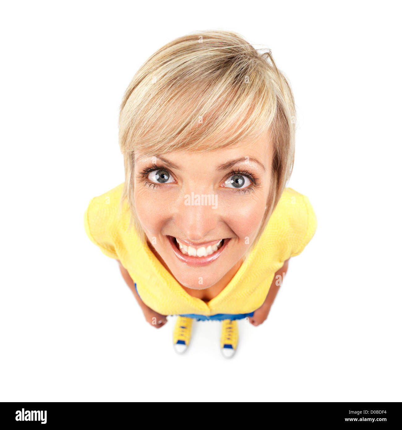 Süße junge Frau Nahaufnahme Gesicht mit großen Augen Lächeln. Humorvolle komische Weitwinkel-Porträt von oben isoliert auf weiss Stockfoto