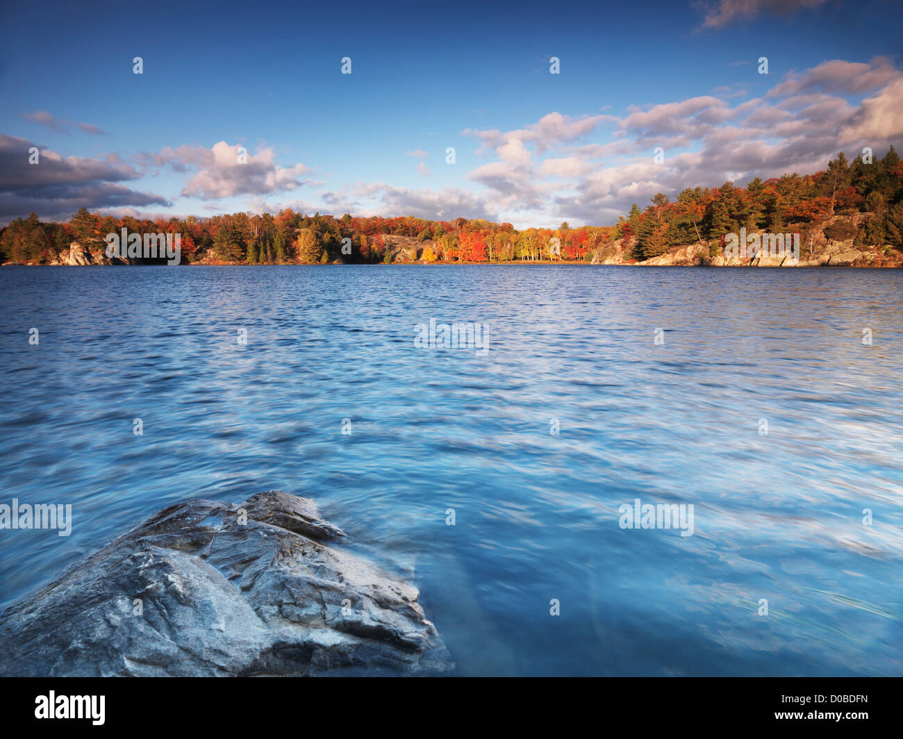 Herbst-Landschaft-Natur-Landschaft des Lake George bei Sonnenaufgang im Killarney provincial Park, Ontario, Kanada. Stockfoto