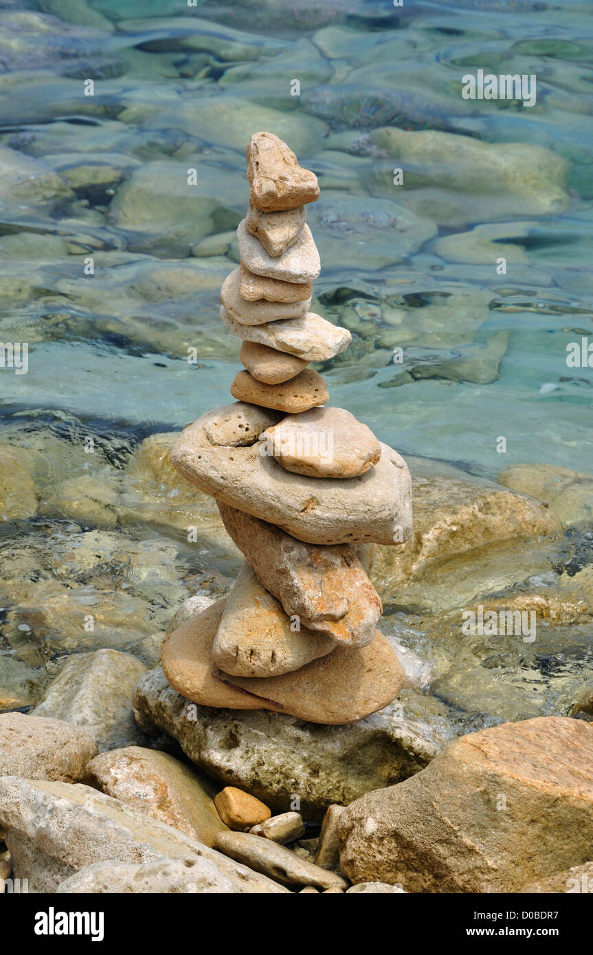 Ausgewogenes Steinstruktur am felsigen Ufer. Rock-Haufen durch das Wasser des Meeres. Stockfoto