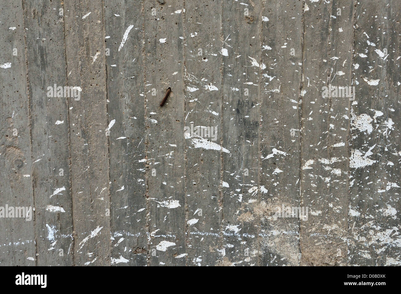 Betonmauer unter Bau Gebäude. Flecken auf Zement Hintergrund zu malen. Stockfoto